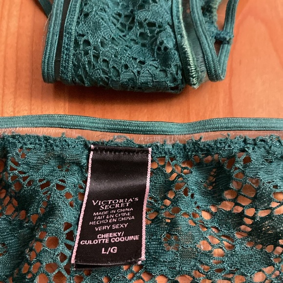 EUC Victoria’s Secret set of two lace panties - Picture 2 of 4
